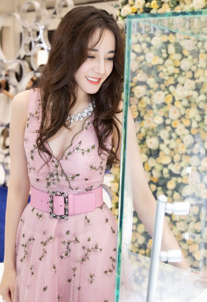 迪丽热巴出席活动,罕见V领裙大秀好身材